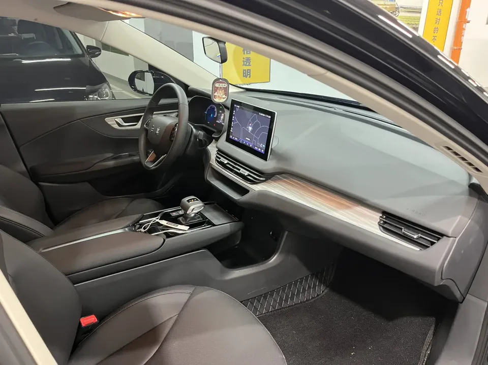 Hongqi E-QM5 500KM Travel Edition 100kW 2025 — миниатюра 5