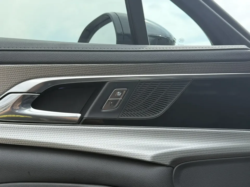 Hongqi H5 Hongqi H5 2023 1.5T HEV Smart Flagship Edition 2022 — миниатюра 4