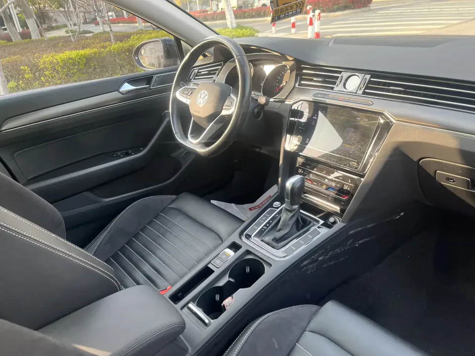 Volkswagen Magotan 330TSI DSG 30th Anniversary Edition 2022 — миниатюра 3