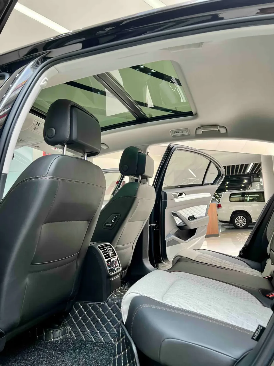 Volkswagen Magotan Magotan 2023 2 million commemorative edition 330TSI DSG leading model 2024 — миниатюра 2