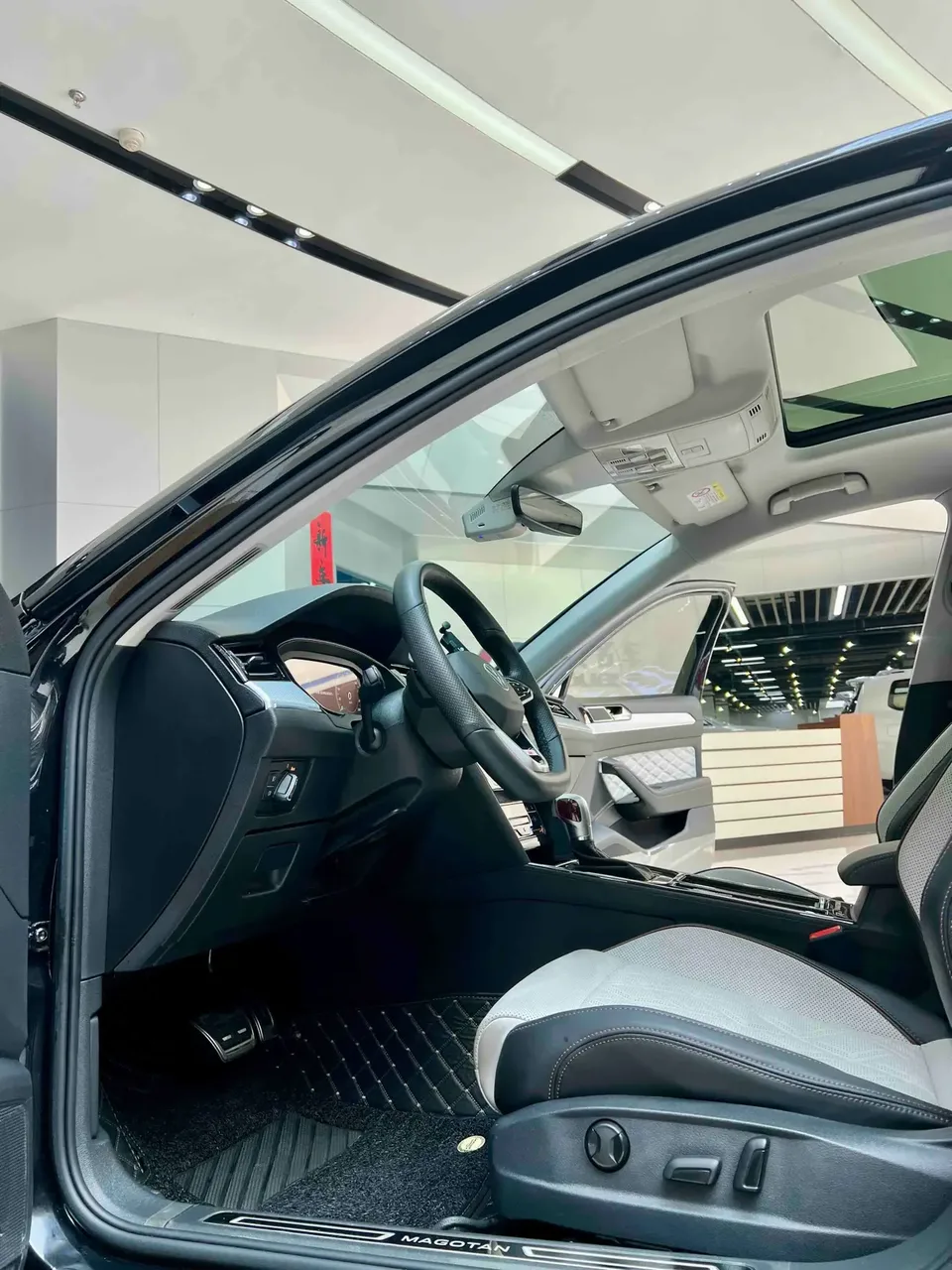 Volkswagen Magotan Magotan 2023 2 million commemorative edition 330TSI DSG leading model 2024 — миниатюра 3