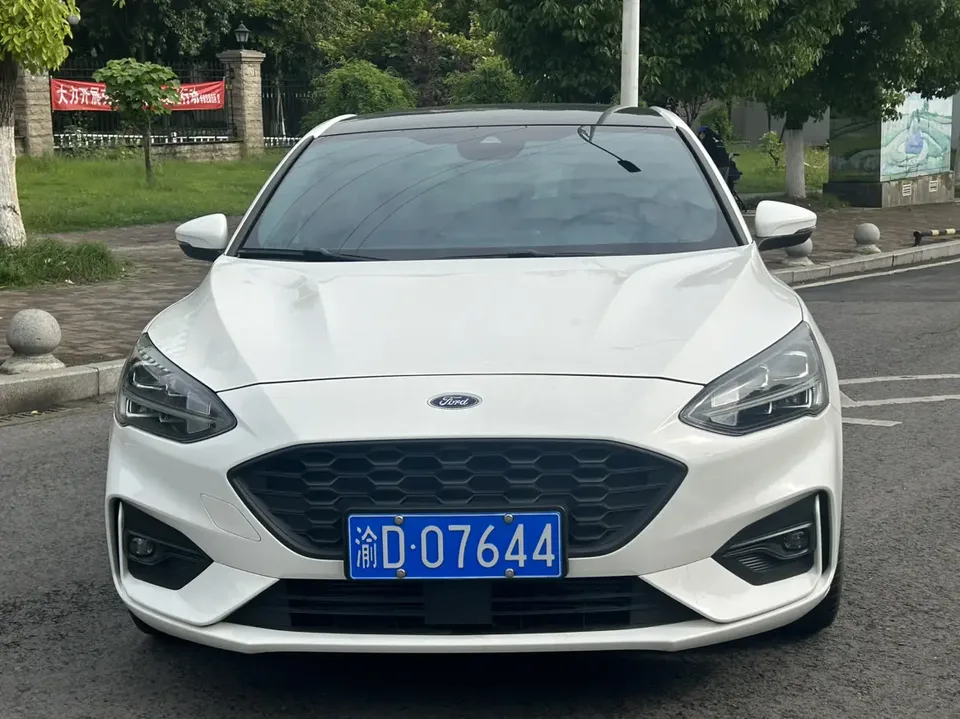 Ford Focus Focus 2019 hatchback EcoBoost 180 automatic ST Line 2022 — миниатюра 3