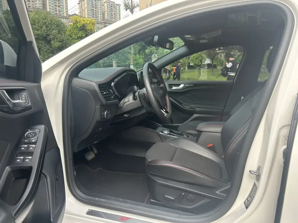 Ford Focus Focus 2019 hatchback EcoBoost 180 automatic ST Line 2022 — миниатюра 4