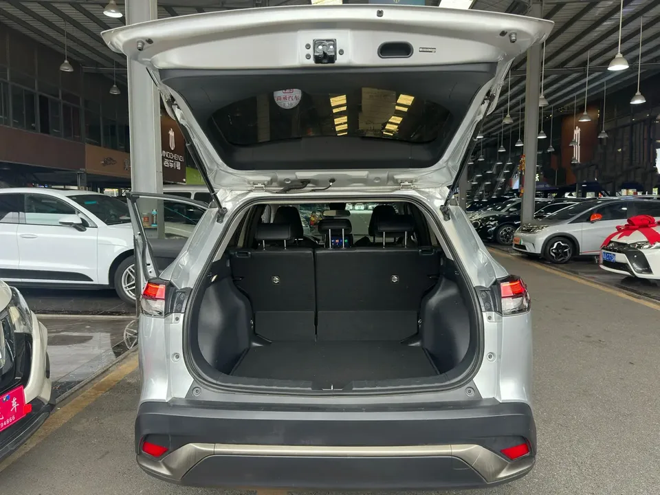 Toyota Frontlander 2.0L CVT Luxury Edition 2022 — миниатюра 5