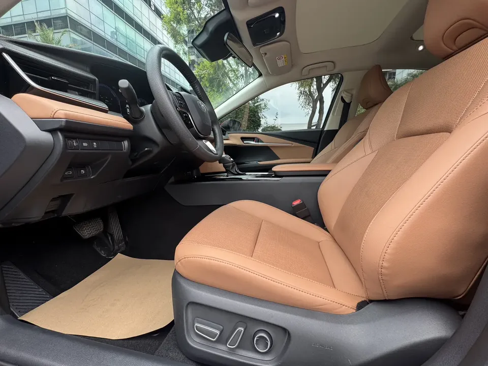 Toyota Camry Hybrid 2.0HG Premium Edition 2024 — миниатюра 4