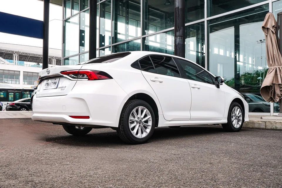Toyota Corolla 1.2T S-CVT Elite PLUS Edition 2022 — миниатюра 2