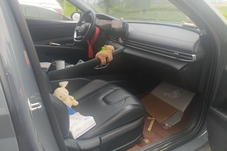 Hyundai Elantra 1.5L CVT LUX Premium Edition 2022 — миниатюра 2