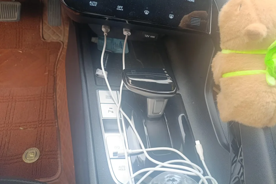Hyundai Elantra 1.5L CVT LUX Premium Edition 2022 — миниатюра 5