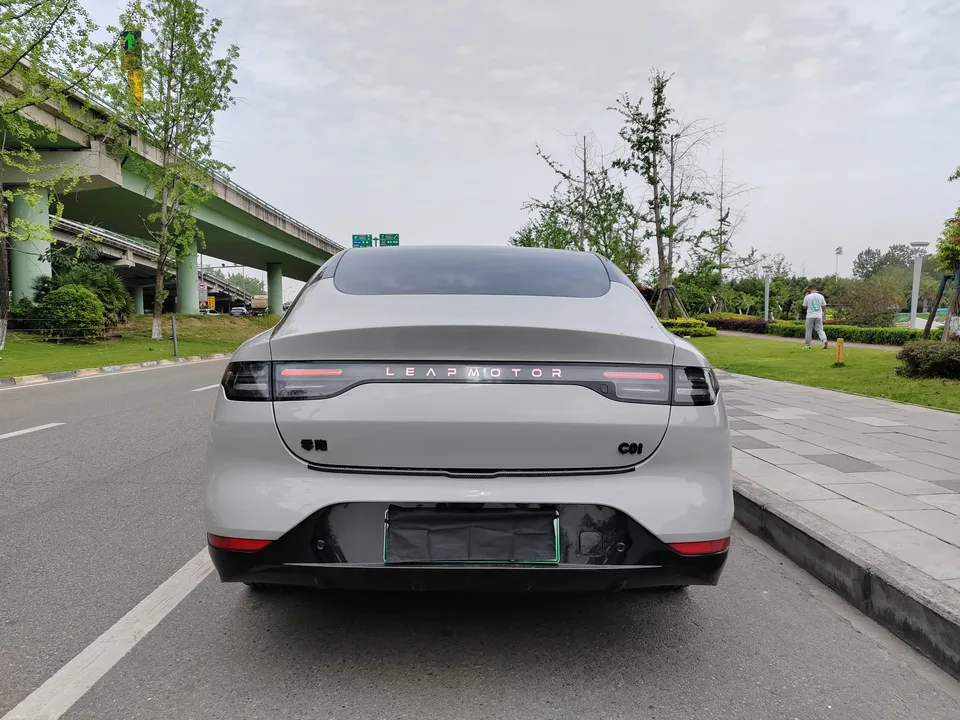 Leapmotor Zero running C01 rear-wheel drive ultra-long range version 2023 — миниатюра 5