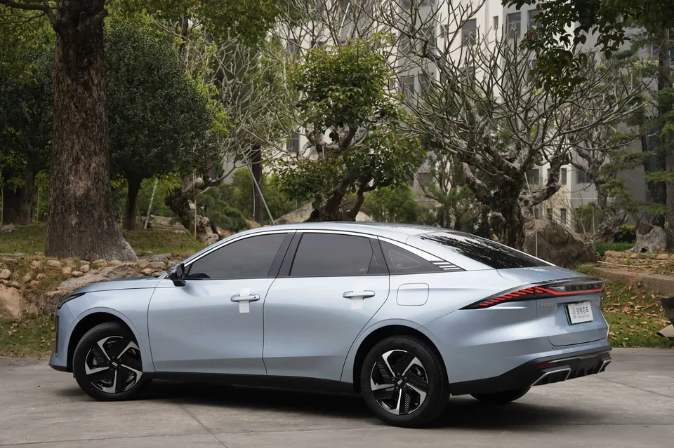 Geely Galaxy L6 1.5 EM-i DHT 140KM Starship Edition 2025 — миниатюра 2