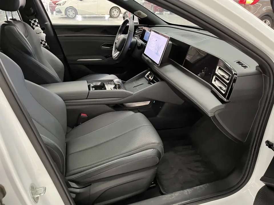 BYD Qin L DM Intelligent Driving Edition DM-i 120KM Leading Edition 2025 — миниатюра 3
