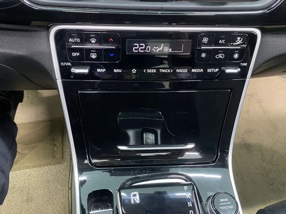 Kia Seltos 1.5L IVT Premium Edition 2023 — миниатюра 3
