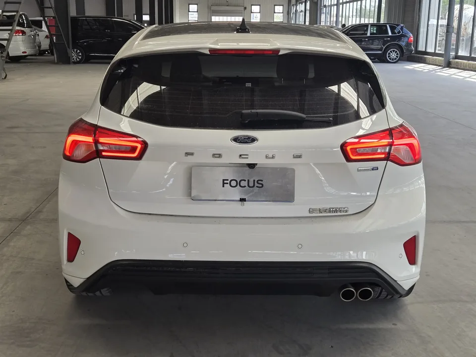 Ford Focus hatchback EcoBoost 180 automatic ST Line 2023 — миниатюра 2