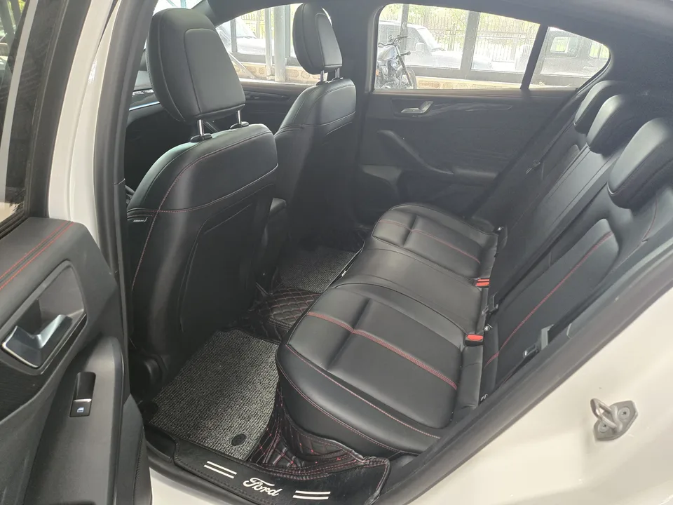 Ford Focus hatchback EcoBoost 180 automatic ST Line 2023 — миниатюра 3