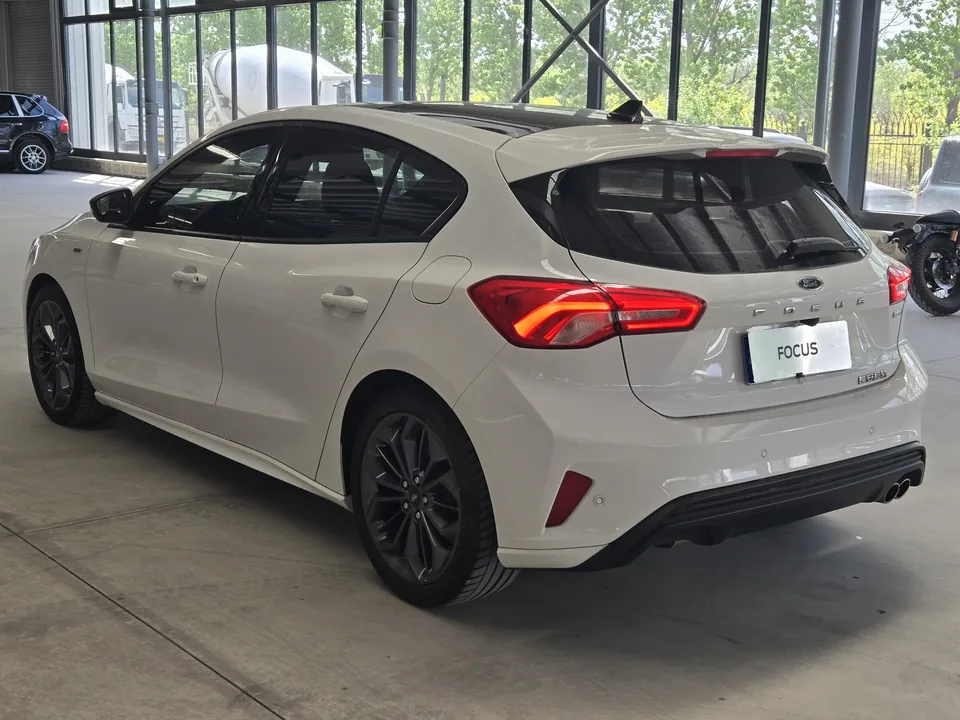 Ford Focus hatchback EcoBoost 180 automatic ST Line 2023 — миниатюра 4