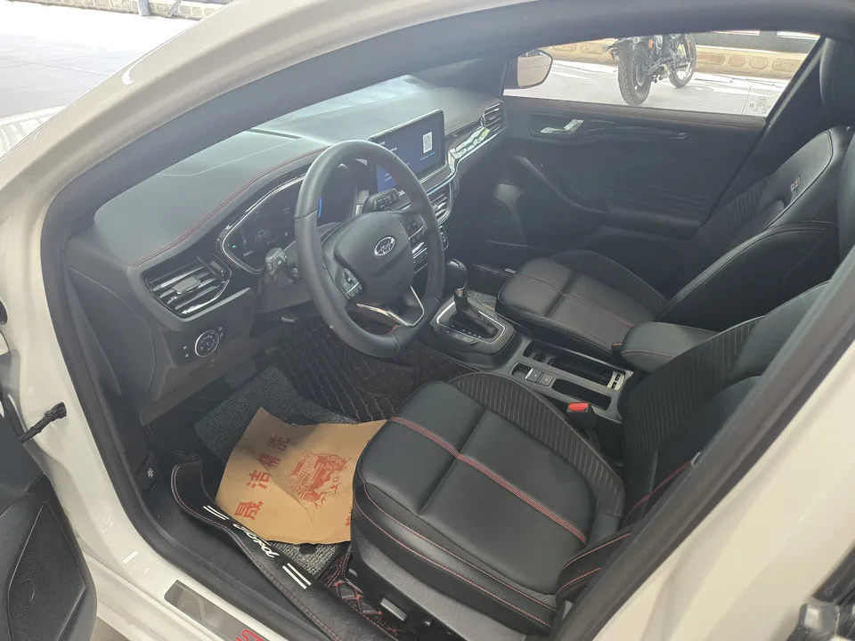 Ford Focus hatchback EcoBoost 180 automatic ST Line 2023 — миниатюра 5
