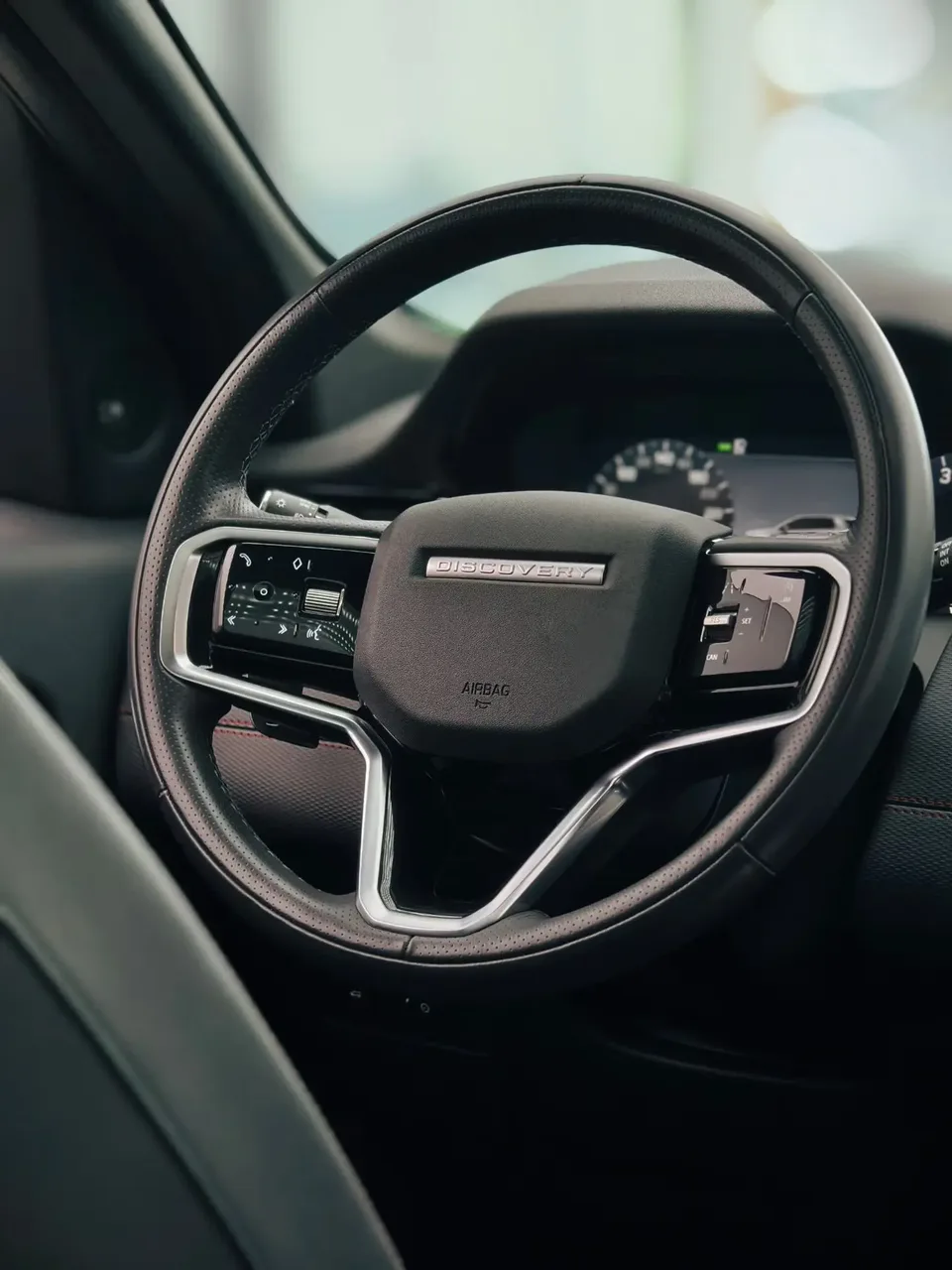 Land Rover Discover Sports Discover Sports 2023 249PS R-Dynamic S Performance Edition 5 Seaters 2023 — thumbnail 2