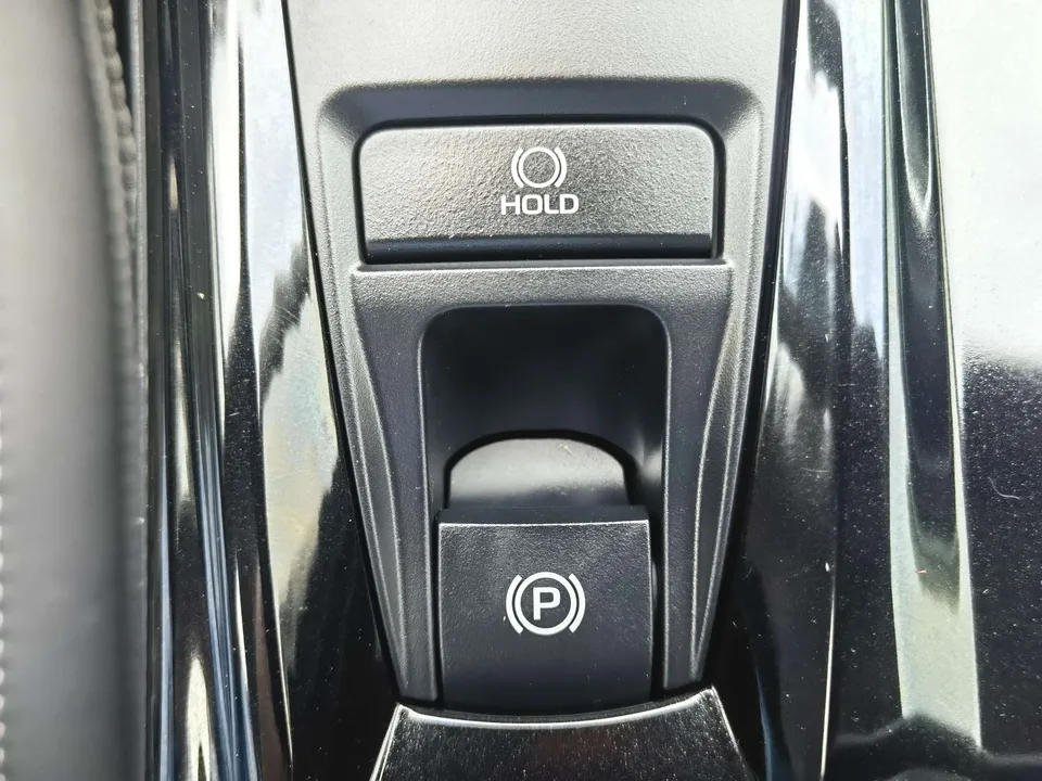 Toyota Camry Hybrid 2.0HG Premium Edition 2024 — миниатюра 3