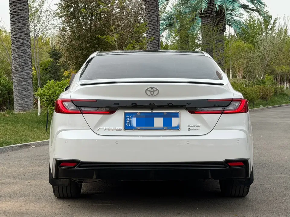 Toyota Camry Hybrid 2.0HS Sports Edition 2024 — миниатюра 2