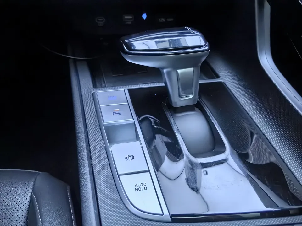 Hyundai Elantra 1.5L CVT LUX Premium Edition 2024 — миниатюра 4