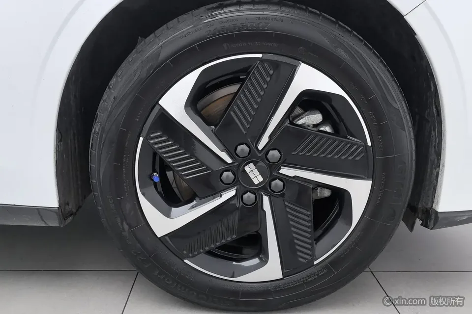 Geely Galaxy L6 Longteng Edition 1.5T DHT 125km PLUS 2025 — миниатюра 2