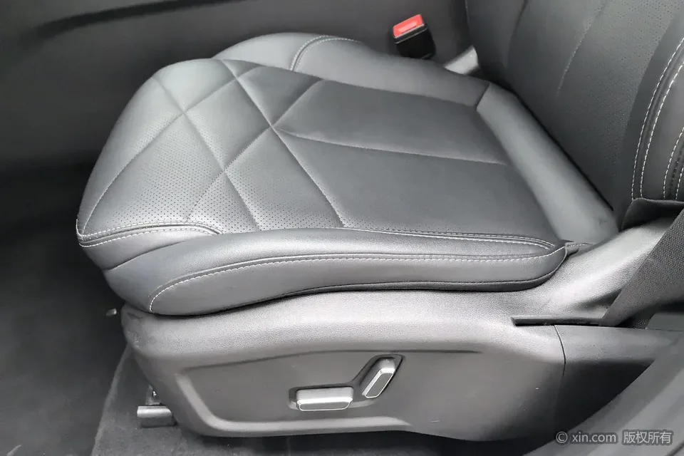 Geely Galaxy L6 Longteng Edition 1.5T DHT 125km PLUS 2025 — миниатюра 3