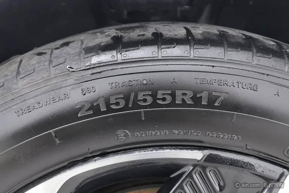 Geely Galaxy L6 Longteng Edition 1.5T DHT 125km PLUS 2025 — миниатюра 4