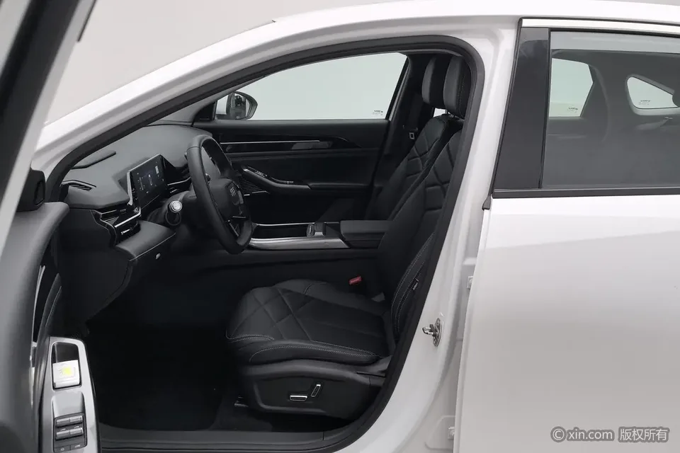 Geely Galaxy L6 Longteng Edition 1.5T DHT 125km PLUS 2025 — миниатюра 5