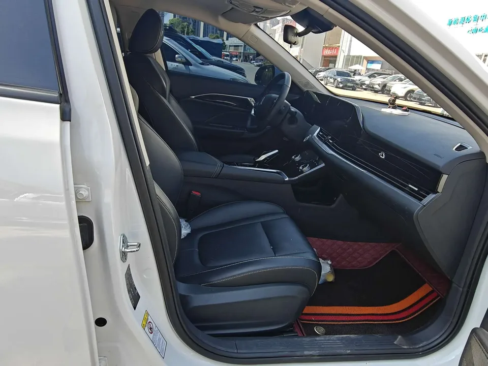 FAW Bestune B70 third generation 1.5T automatic enjoyment model 70th anniversary edition 2024 — миниатюра 3