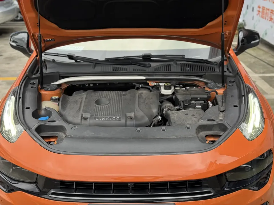 Lynk & Co 02 Hatchback 2.0TD Hatchback Halo (with driving control kit) 2022 — миниатюра 2