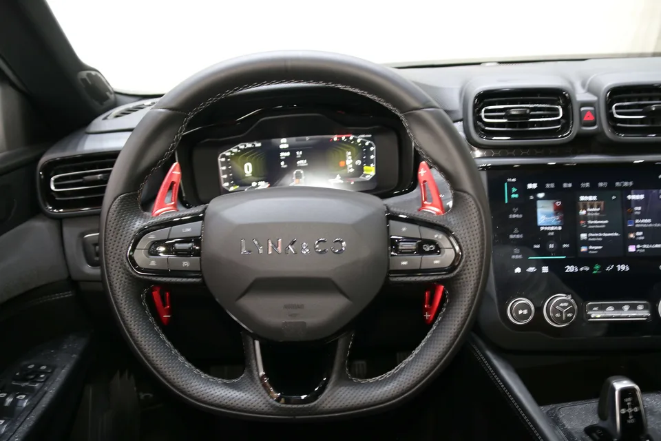 Lynk & Co 03 Lynk & Co 03 2022 2.0TD DCT Jin Plus 2022 — thumbnail 4