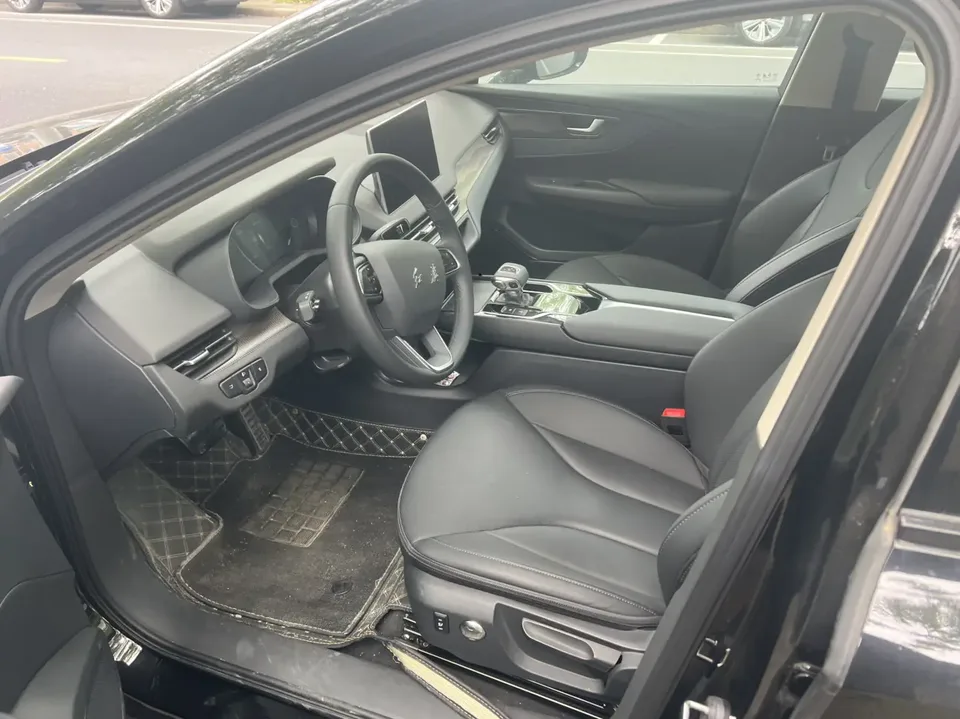 Hongqi E-QM5 battery replacement 431km enjoyment version 5 seats 2024 — миниатюра 2