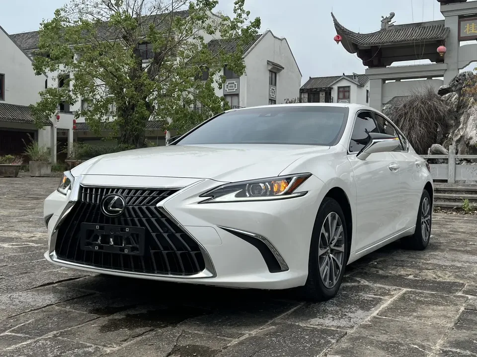 Lexus ES 2022