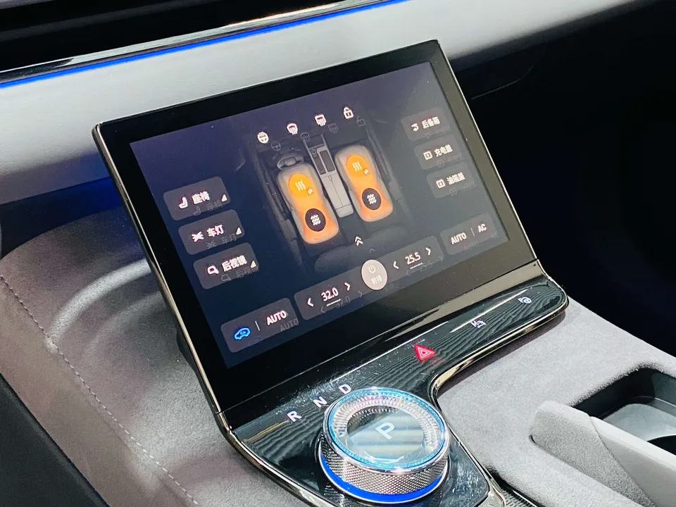 Voyah Passion PHEV Lantu light chasing PHEV 2024 Super long range four-wheel drive executive version 2024 — thumbnail 3