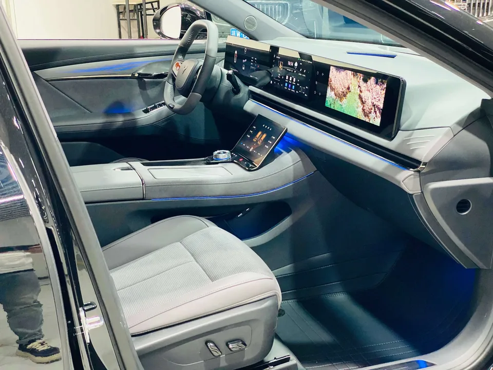 Voyah Passion PHEV Lantu light chasing PHEV 2024 Super long range four-wheel drive executive version 2024 — thumbnail 4