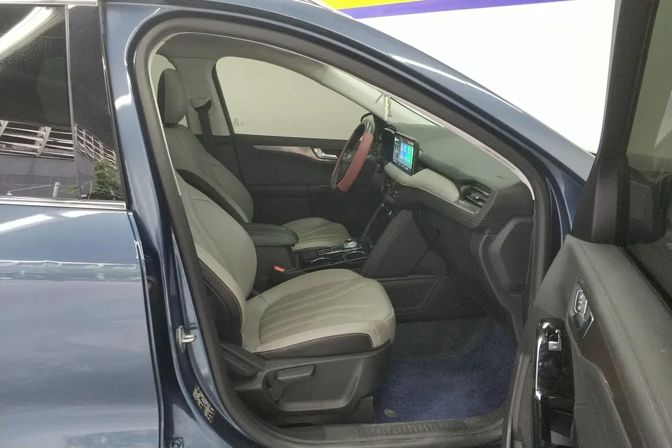 Ford Escape Ruiji 2020 EcoBoost 245 2WD Premium Edition 2022 — thumbnail 3