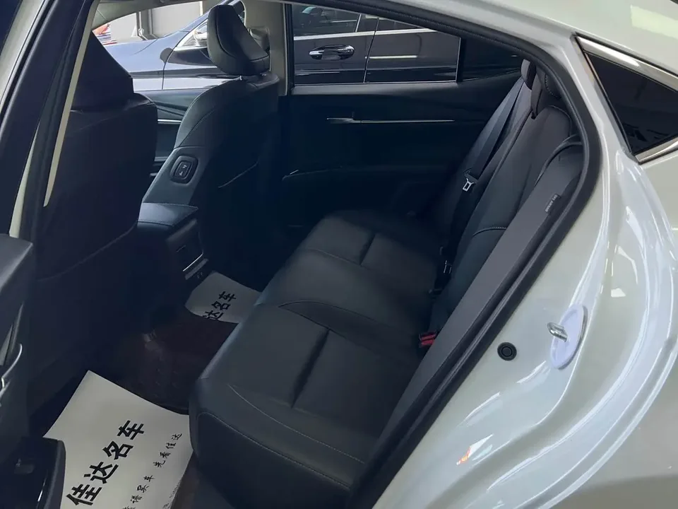 Toyota Camry 2.0GVP Deluxe Edition 2024 — миниатюра 3