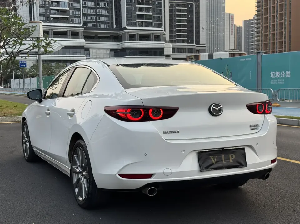 Mazda Axela 2.0L automatic quality version 2022 — миниатюра 4