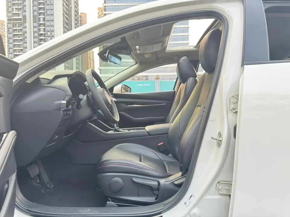 Mazda Axela 2.0L automatic quality version 2022 — миниатюра 5