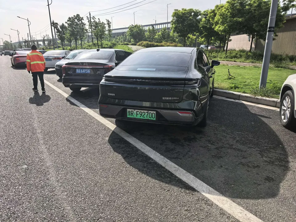 Geely Galaxy Star 8 PHEV 130km EM-i Flagship Edition 2025 — миниатюра 3