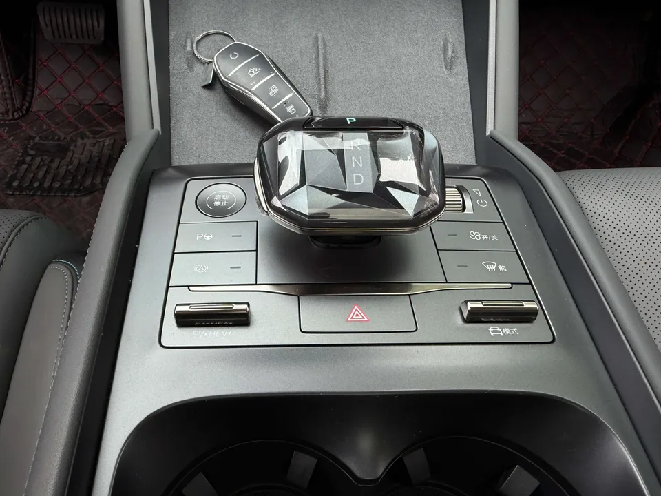 BYD Qin L DM Intelligent Driving Edition DM-i 120KM Beyond Edition 2025 — миниатюра 3