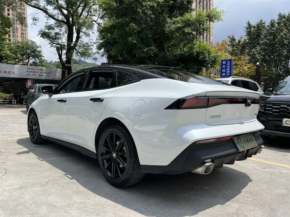Changan UNI-V 1.5T premium model 2024 — миниатюра 2