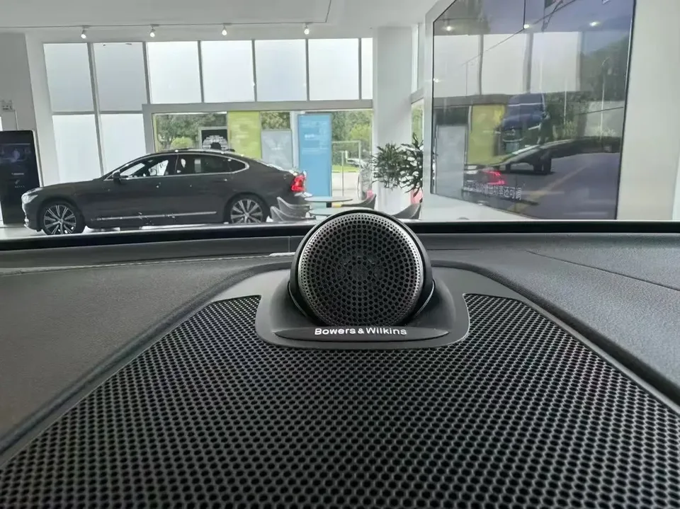 Volvo XC60 Plug-in Hybrid Volvo XC60 PHEV 2025 T8 4WD Long Range Zhiya Deluxe Edition 2024 — thumbnail 2