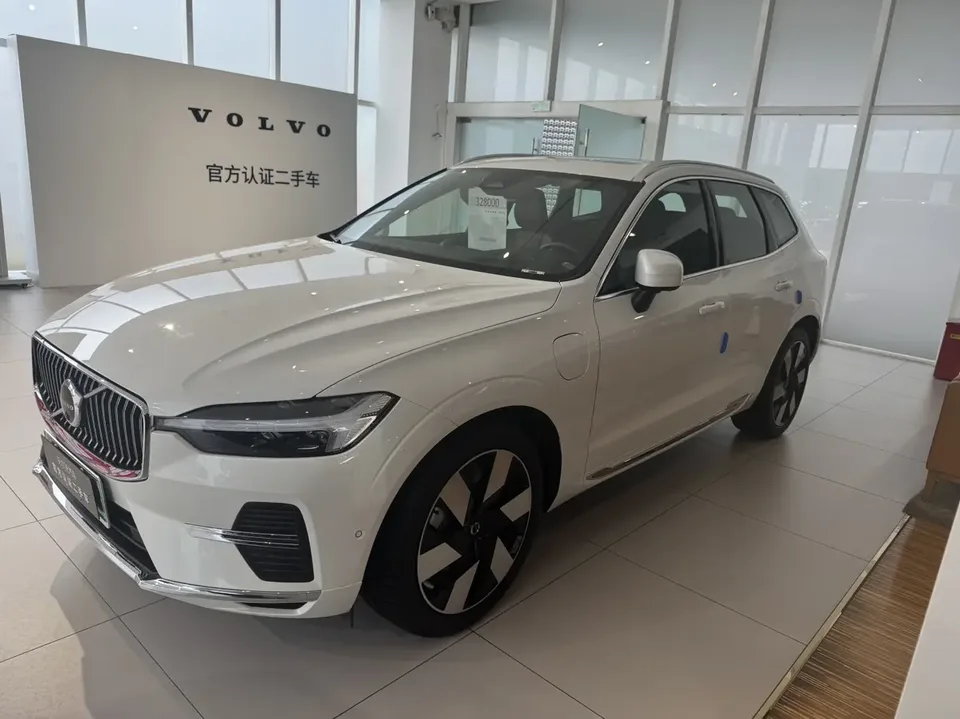 Volvo XC60 Plug-in Hybrid Volvo XC60 PHEV 2025 T8 4WD Long Range Zhiya Deluxe Edition 2024 — photo 1, buy with delivery to Moscow