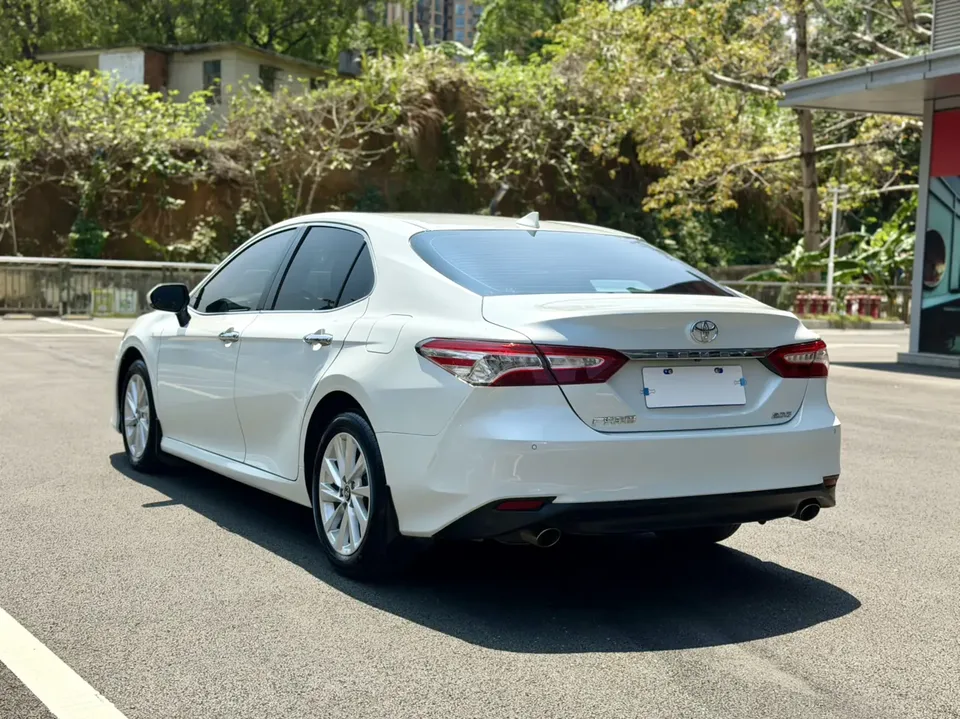 Toyota Camry 2.0G Deluxe Edition 2022 — миниатюра 2