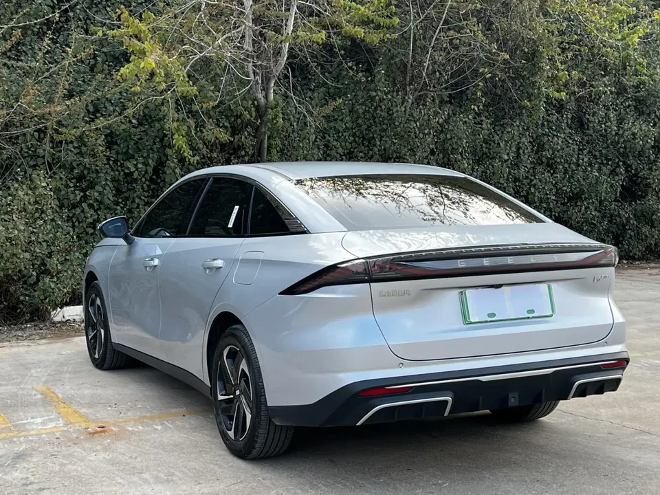 Geely Galaxy L6 1.5 EM-i DHT 140KM Starship Edition 2025 — миниатюра 2