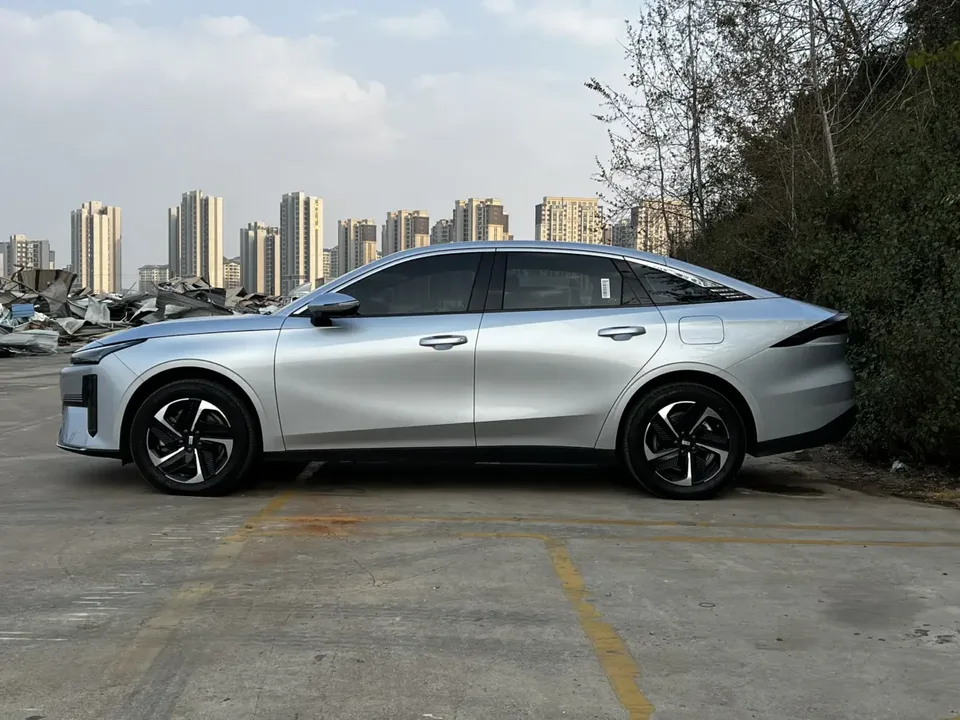 Geely Galaxy L6 1.5 EM-i DHT 140KM Starship Edition 2025 — миниатюра 4