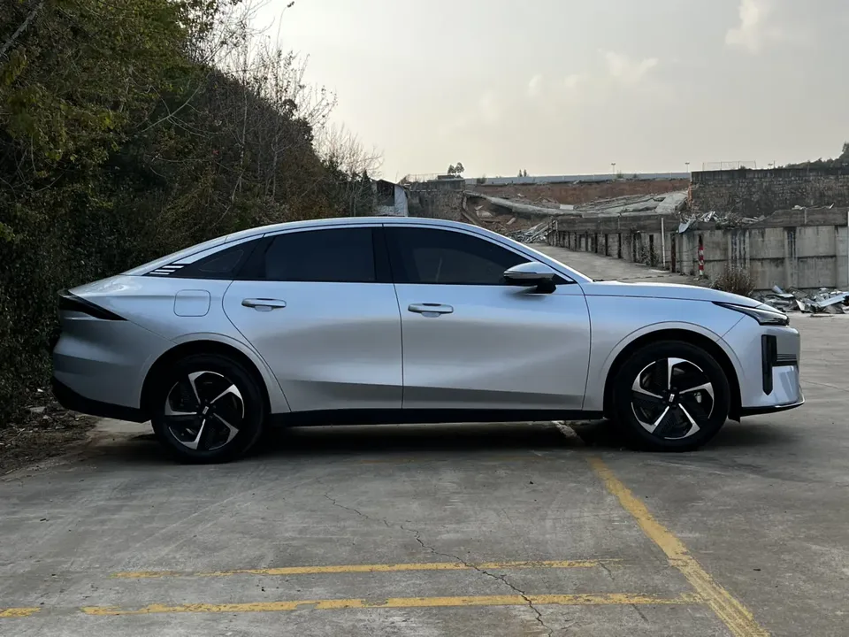 Geely Galaxy L6 1.5 EM-i DHT 140KM Starship Edition 2025 — миниатюра 5