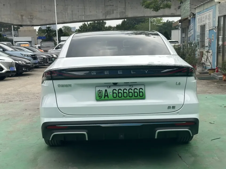 Geely Galaxy L6 1.5T DHT 125km MAX 2024 — миниатюра 2