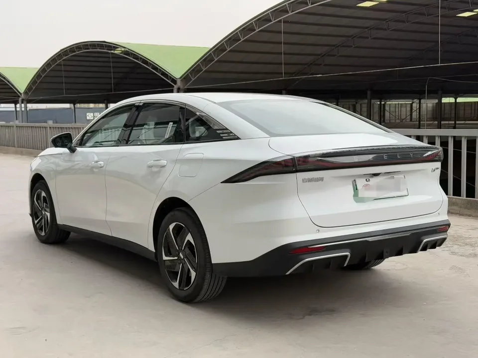 Geely Galaxy L6 Galaxy L6 2025 1.5 EM-i DHT 140KM Starship Edition 2025 — thumbnail 4